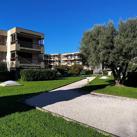 1 Avec Grande Terrasse Plein Sud Au Lavandou 勒拉旺杜