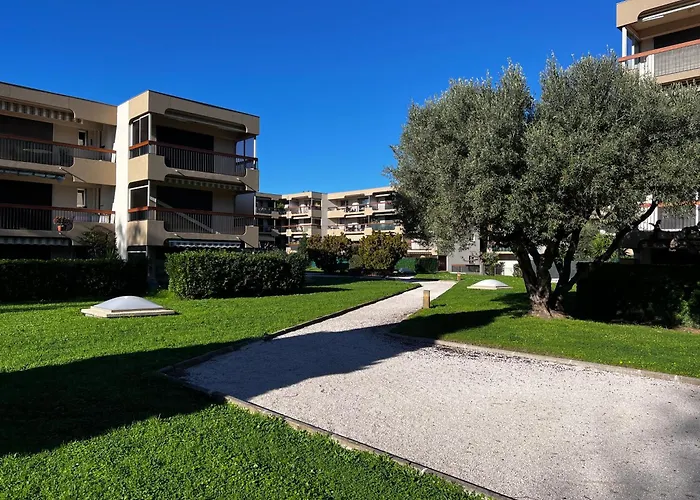 1 Avec Grande Terrasse Plein Sud Au Lavandou 勒拉旺杜